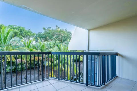 $565,000 | 20347 West Country Club Drive, Unit TH15, Aventura, FL 33180