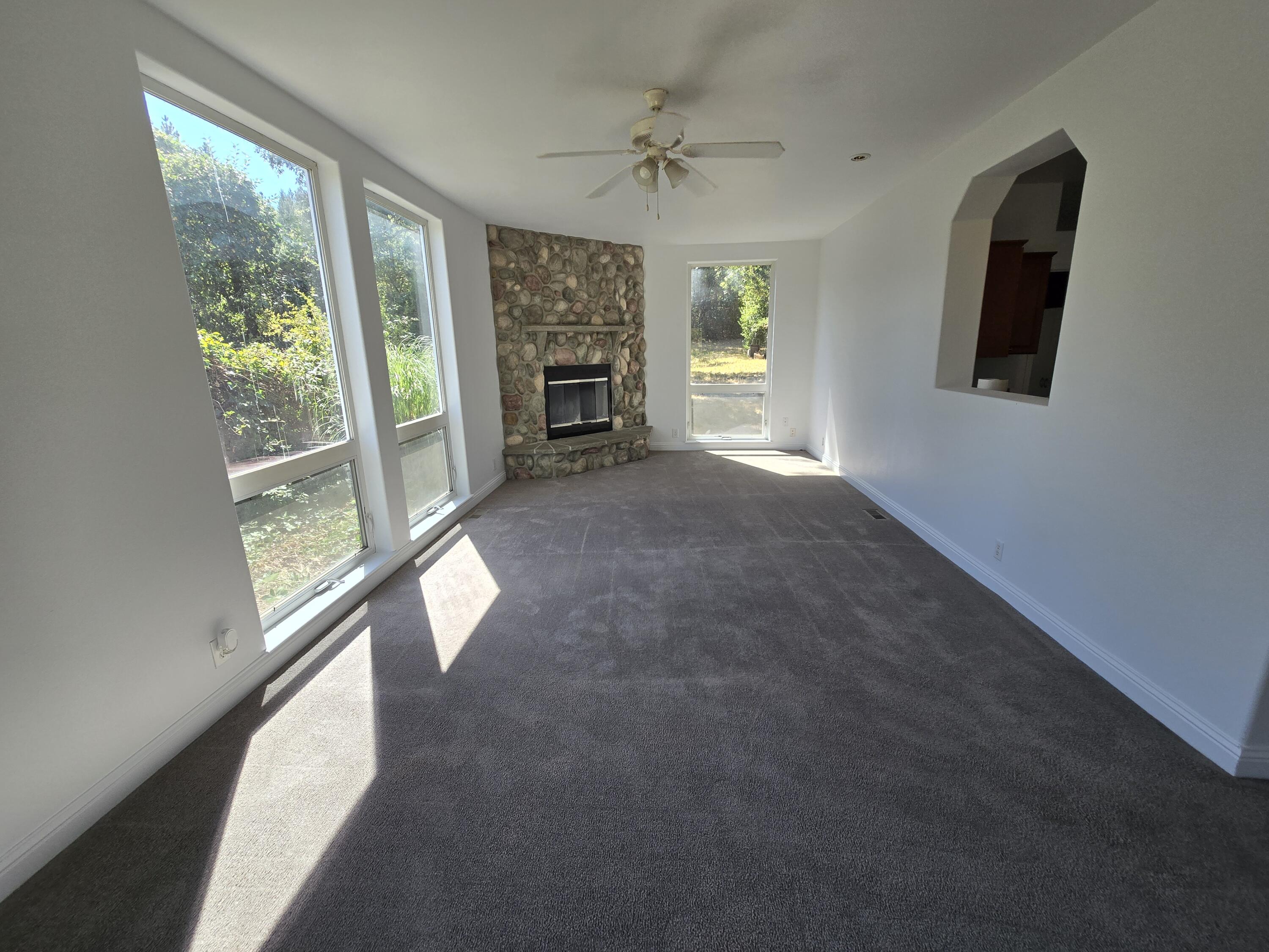 240 Homewood Road Grants Pass, OR 97527 - Photo 16 of 39 Family Room