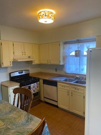 91 Clayton Street Springfield, MA 01107 - Photo 5 of 13 Gallery Image 5