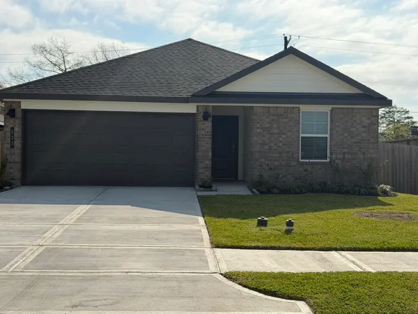 $2,550 | 523 Robin Court, Angleton, TX 77515