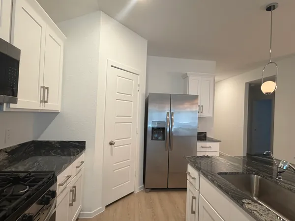 $2,550 | 523 Robin Court, Angleton, TX 77515