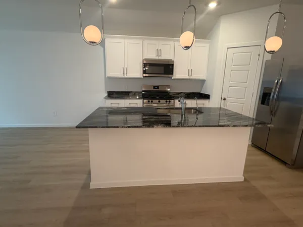 $2,550 | 523 Robin Court, Angleton, TX 77515