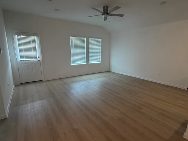 $2,550 | 523 Robin Court, Angleton, TX 77515