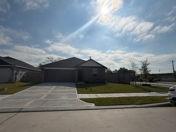 $2,550 | 523 Robin Court, Angleton, TX 77515