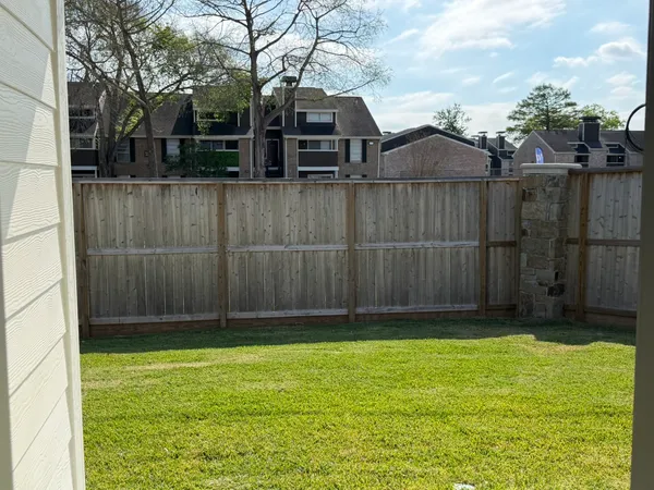 $2,550 | 523 Robin Court, Angleton, TX 77515
