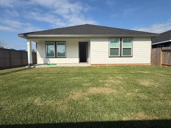 $2,550 | 523 Robin Court, Angleton, TX 77515
