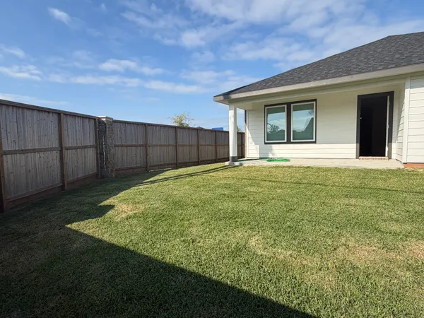 $2,550 | 523 Robin Court, Angleton, TX 77515