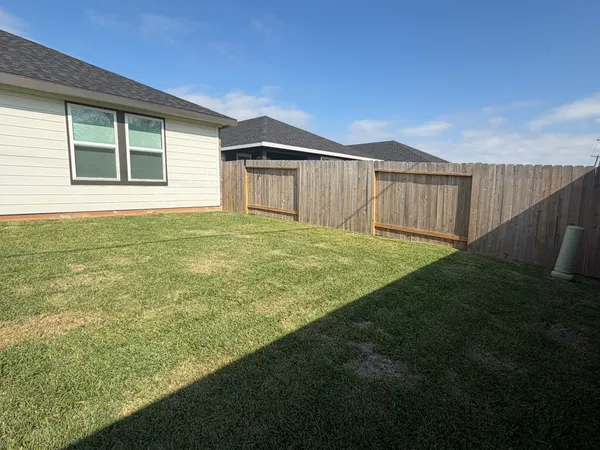 $2,550 | 523 Robin Court, Angleton, TX 77515