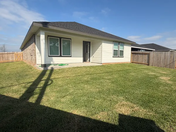 $2,550 | 523 Robin Court, Angleton, TX 77515