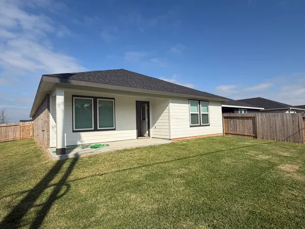 $2,550 | 523 Robin Court, Angleton, TX 77515
