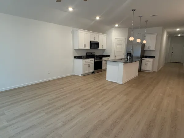 $2,550 | 523 Robin Court, Angleton, TX 77515