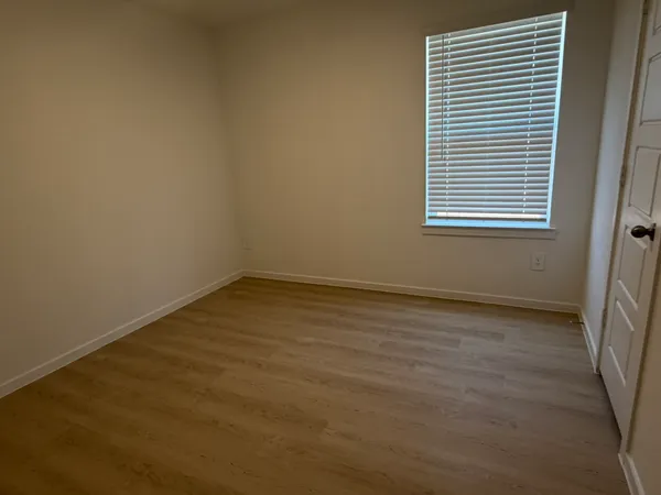 $2,550 | 523 Robin Court, Angleton, TX 77515