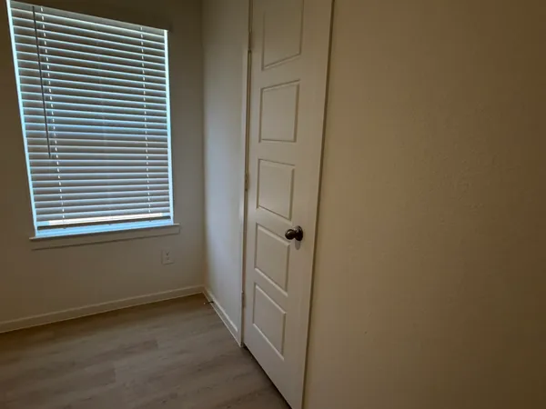 $2,550 | 523 Robin Court, Angleton, TX 77515