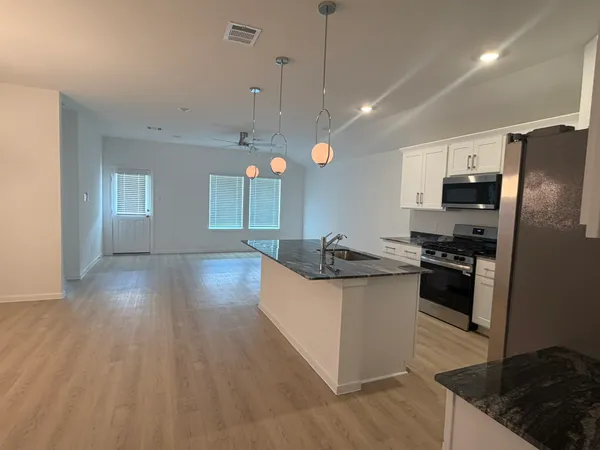 $2,550 | 523 Robin Court, Angleton, TX 77515