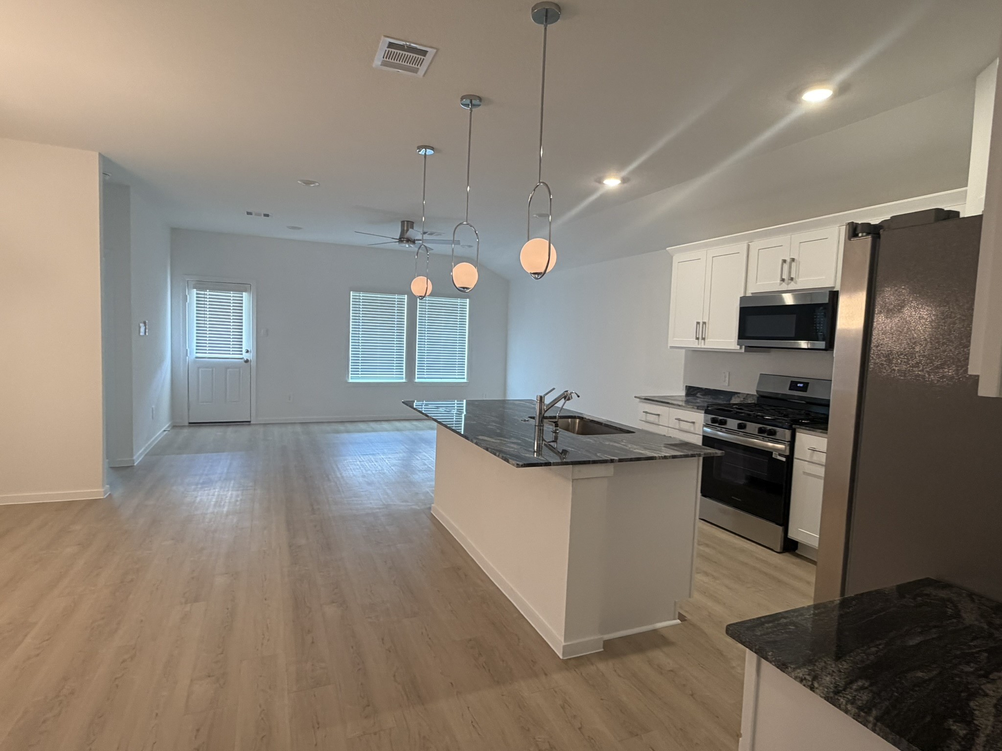 523 Robin Court Angleton, TX 77515 - Photo 6 of 50