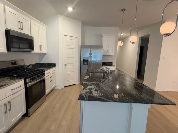 $2,550 | 523 Robin Court, Angleton, TX 77515