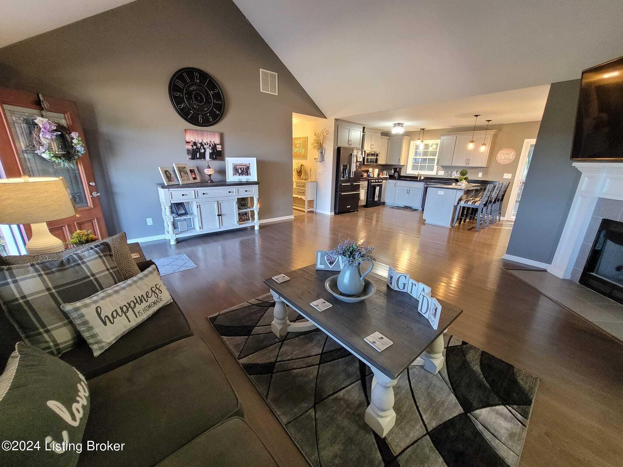 4 North Ridge View Drive Carrollton, KY 41008 - Photo 14 of 30 4 north great room pic3