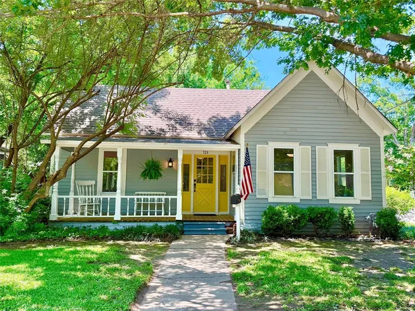 $349,900 | 725 Bolivar Street, Denton, TX 76201