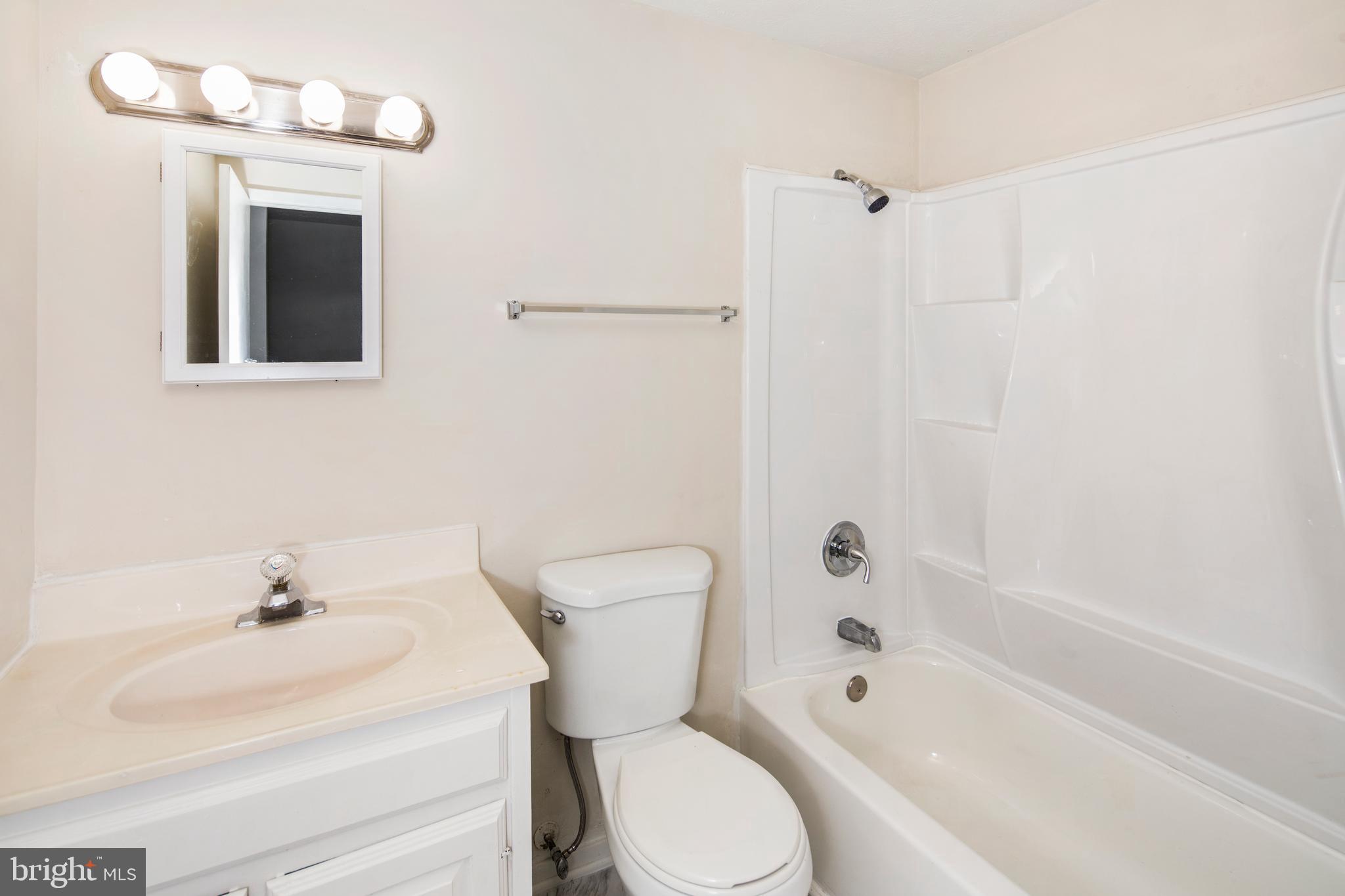 445 Heather Ridge Drive Frederick, MD 21702 - Photo 17 of 30 Light and Airy Bath!