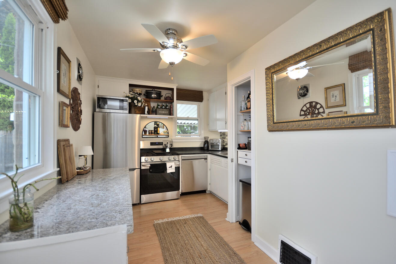 4909 West Galena Street Milwaukee, WI 53208 - Photo 9 of 31 KITCHEN