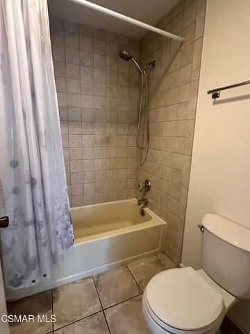 an empty room with windows and ceiling fan