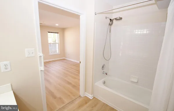 $2,400 | 7532 B Coxton Court, Unit 122, Alexandria, VA 22306