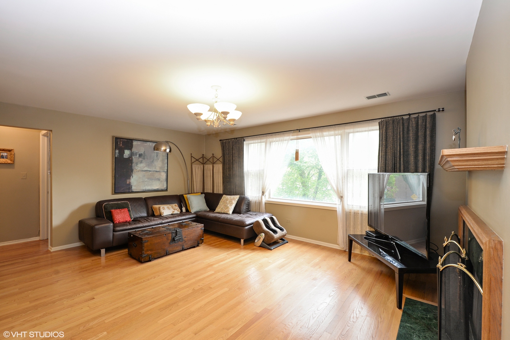 702 South Lytle Street, Unit 2N Chicago, IL 60607 - Photo 16 of 23 a living room with furniture gym equipment and a flat screen tv