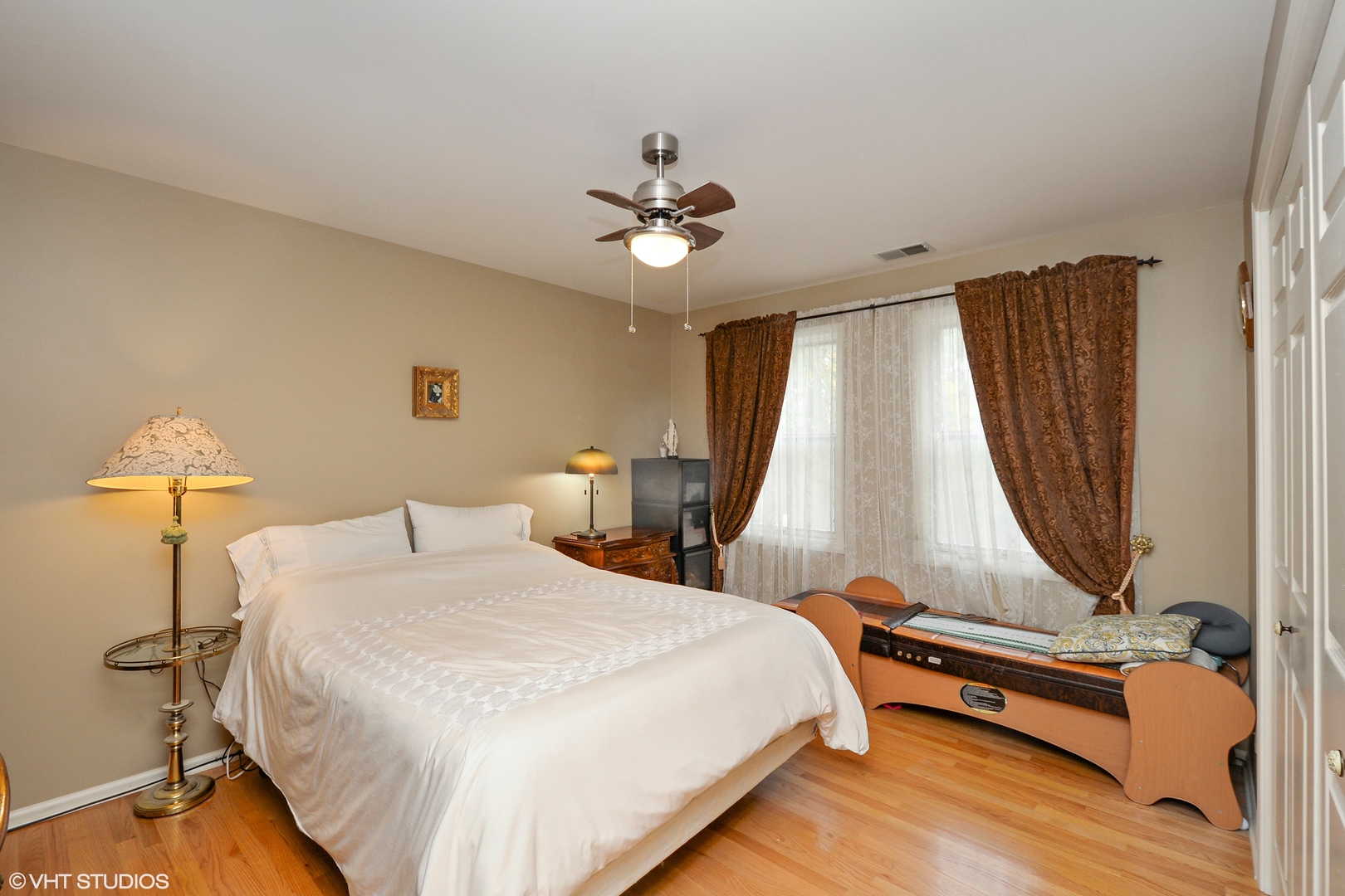 702 South Lytle Street, Unit 2N Chicago, IL 60607 - Photo 20 of 23 a bedroom with a bed and a chandelier