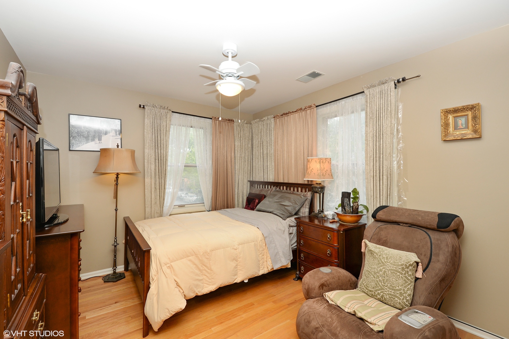 702 South Lytle Street, Unit 2N Chicago, IL 60607 - Photo 21 of 23 a bedroom with a bed and a chandelier
