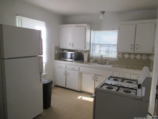 $1,100 | 1121 Willow Street, San Antonio, TX 78208