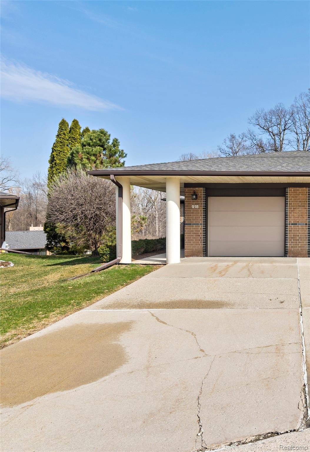 End Unit Ranch w/1 Car Garage