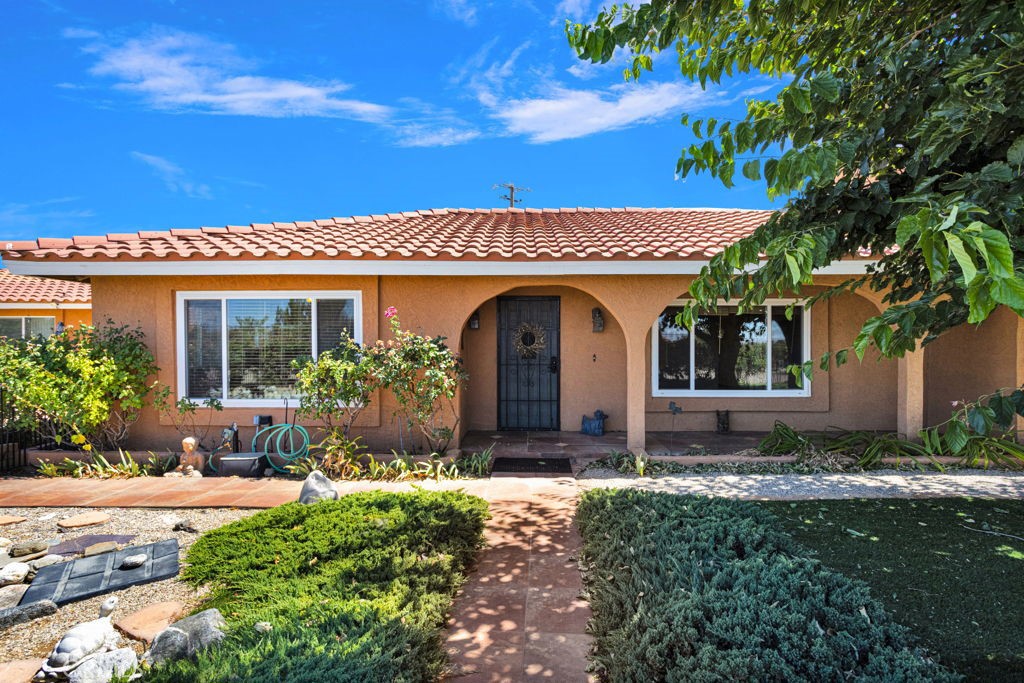 9072 Green Road Pinon Hills, CA 92372 - Photo 4 of 70 front porch at entry