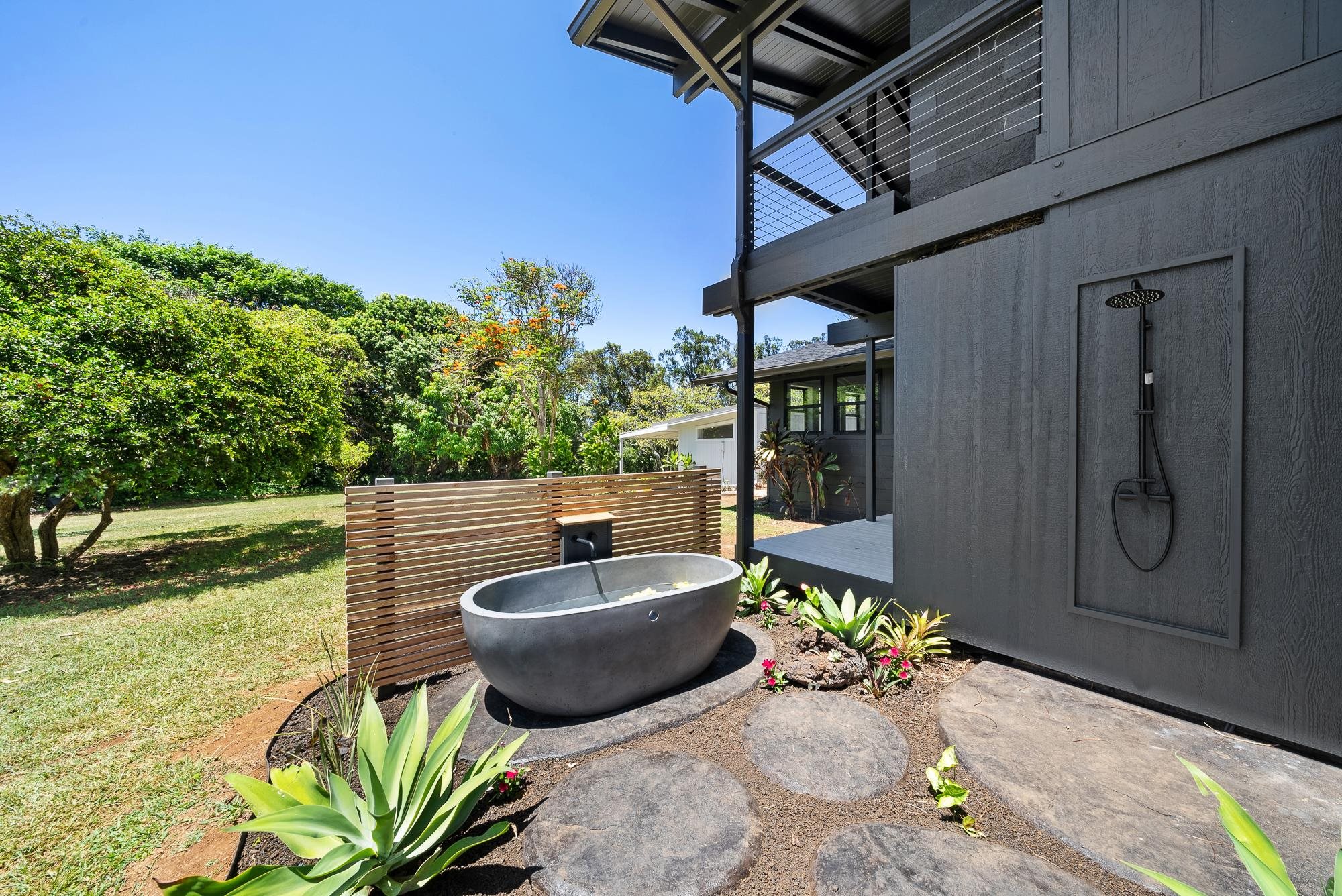 965 Hog Back Road Haiku, HI 96708 - Photo 30 of 44 a outdoor living space with furniture