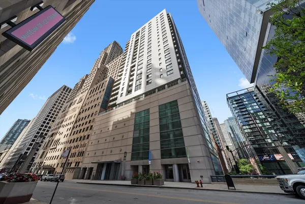 $4,300 | 160 East Illinois Street, Unit 2101, Chicago, IL 60611