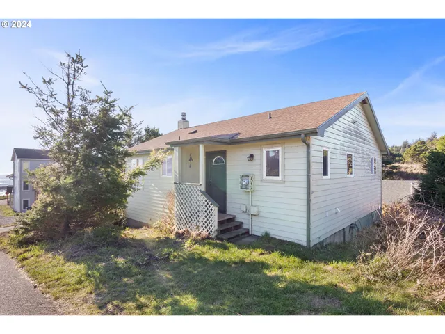 a view of a house with backyard