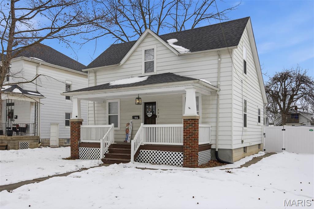 607 Pine Street Highland, IL 62249 - Photo 3 of 35