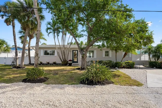 $1,395,000 | 211 85th Street, Holmes Beach, FL 34217