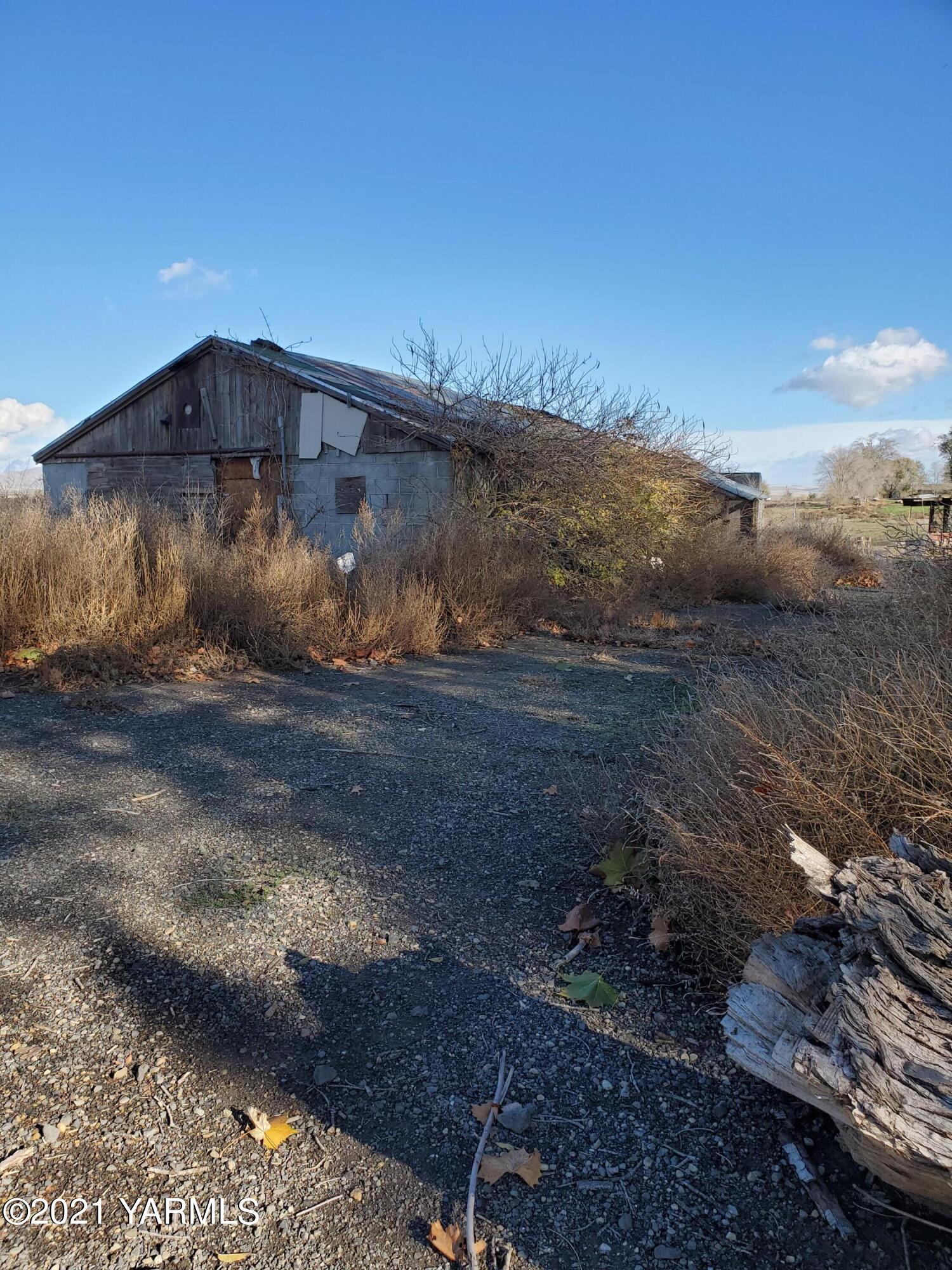 643 Albro Road Sunnyside, WA 98944 - Photo 5 of 5 a view of a dry yard with green space