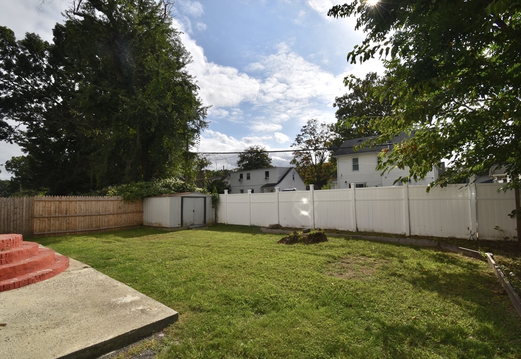 58-60 Howes Street Springfield, MA 01118 - Photo 3 of 32