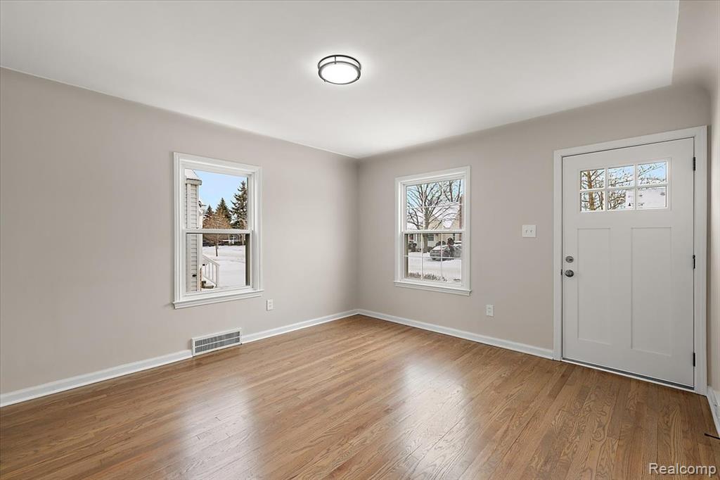 852 Cambridge Road Berkley, MI 48072 - Photo 5 of 33 Gallery Image 5