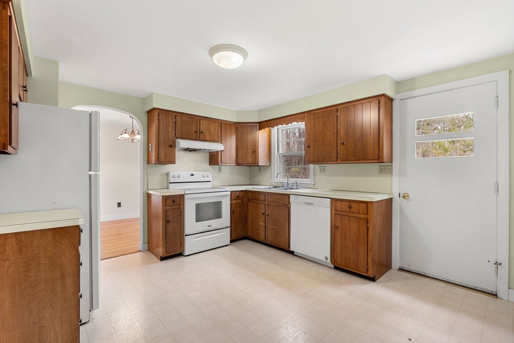 6 West Shore Road Merrimac, MA 01860 - Photo 10 of 39