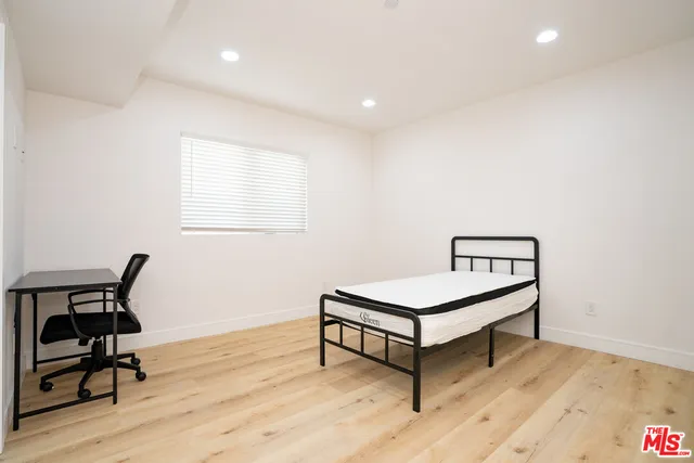 $700 | 1288 West 35th Place, Los Angeles, CA 90007