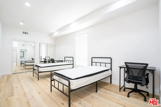 $700 | 1288 West 35th Place, Los Angeles, CA 90007