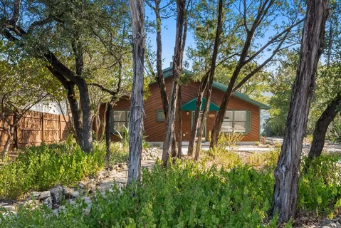 a view of yard with trees