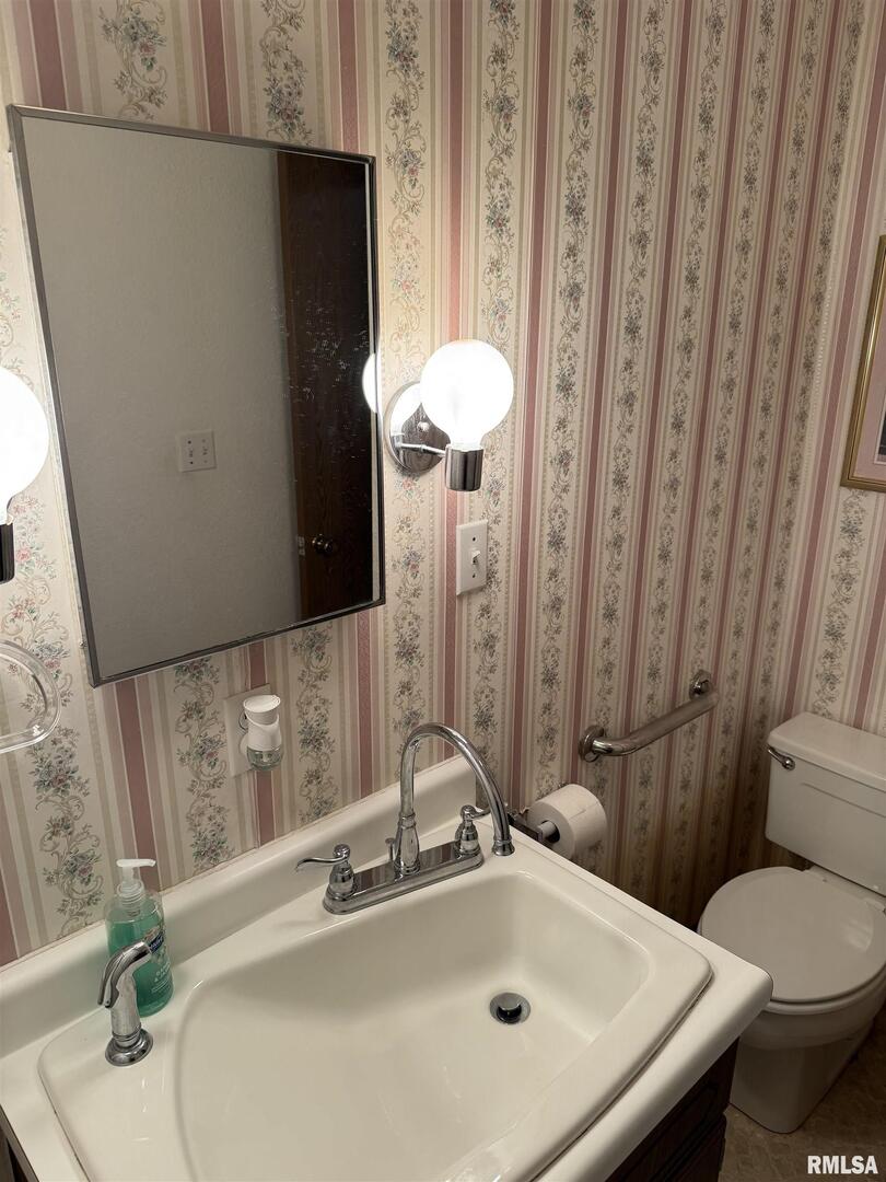 420 North 9th Street Benton, IL 62812 - Photo 20 of 26 a bathroom with a sink and a mirror