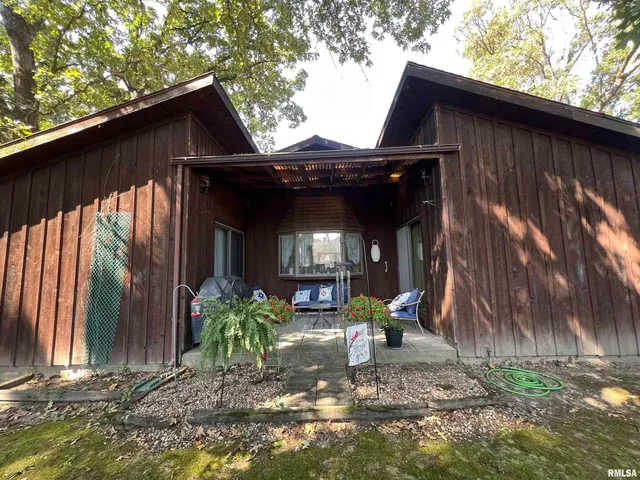 a view of back yard of the house