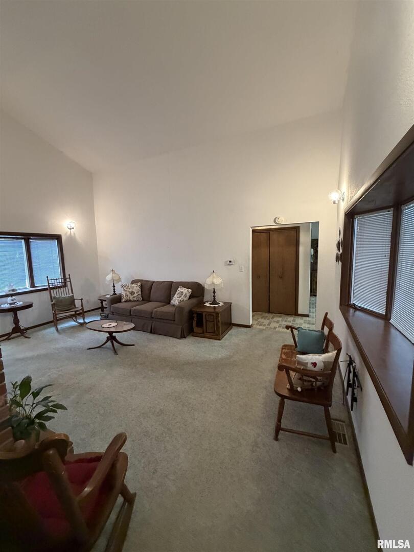 420 North 9th Street Benton, IL 62812 - Photo 8 of 26 a living room with furniture