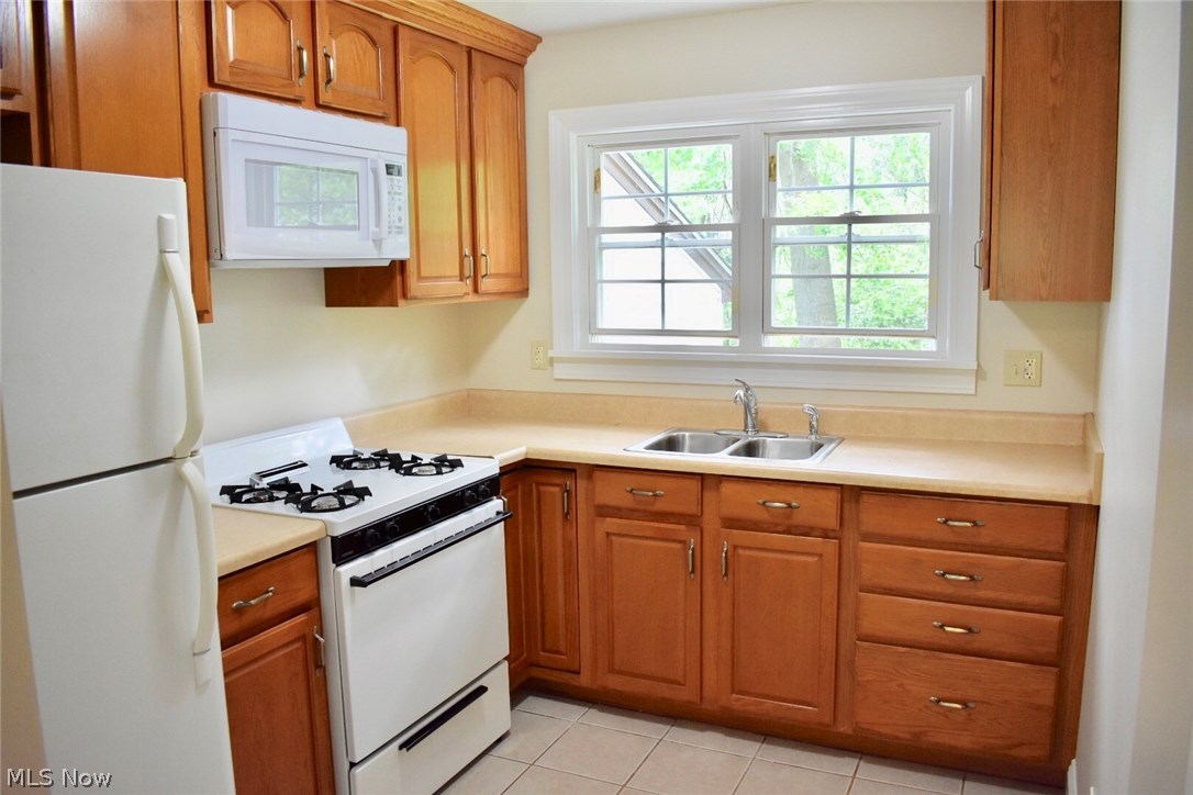 1246 Deforest Road Southeast Warren, OH 44484 - Photo 7 of 26 The kitchen was updated and has lightly used appliances, a double sink, and ceramic tile.