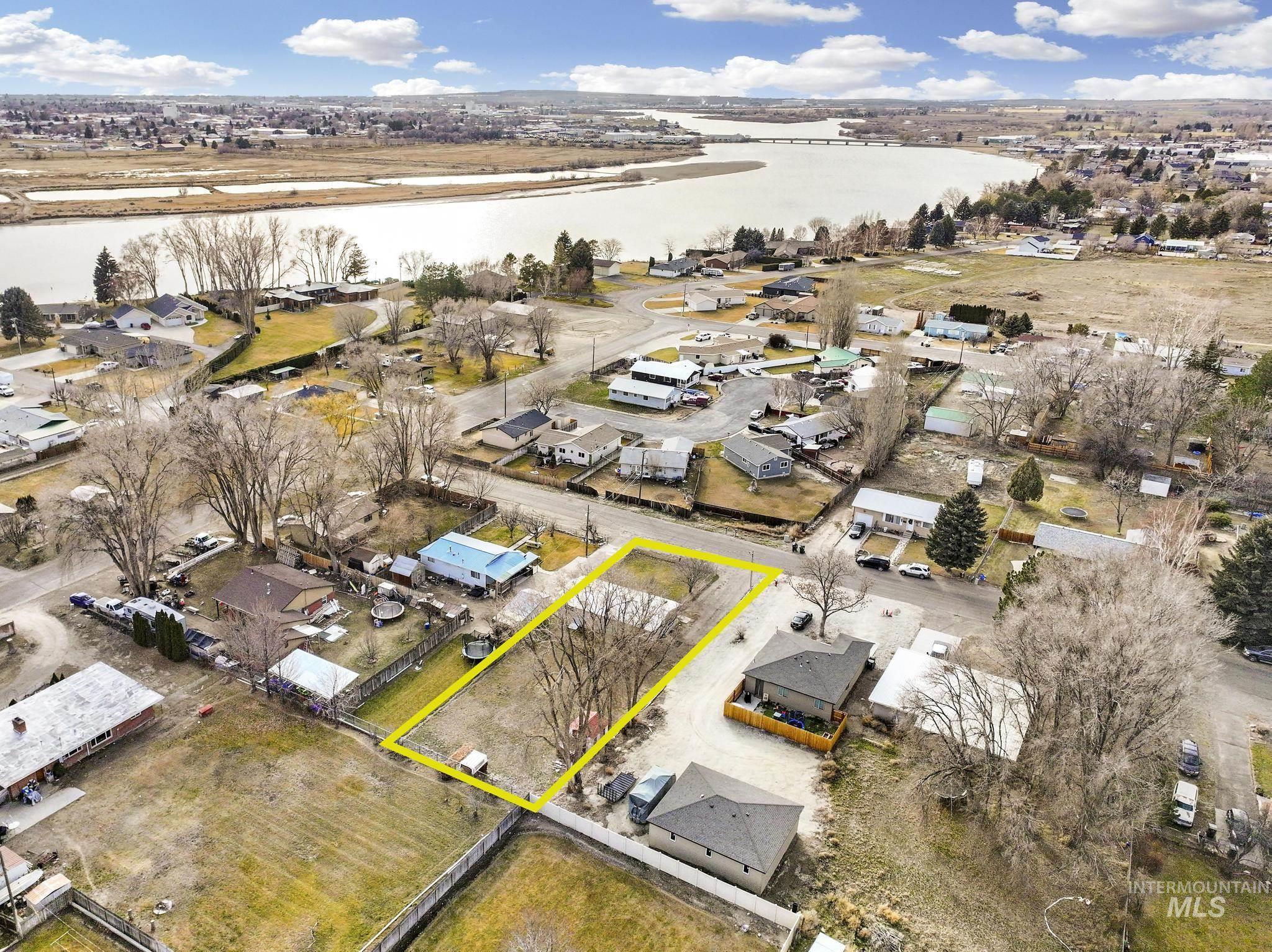 1840 V Street Heyburn, ID 83336 - Photo 43 of 45 Aerial view of property and surrounding area featuring nearby suburban area, property boundaries highlighted, and a nearby body of water
