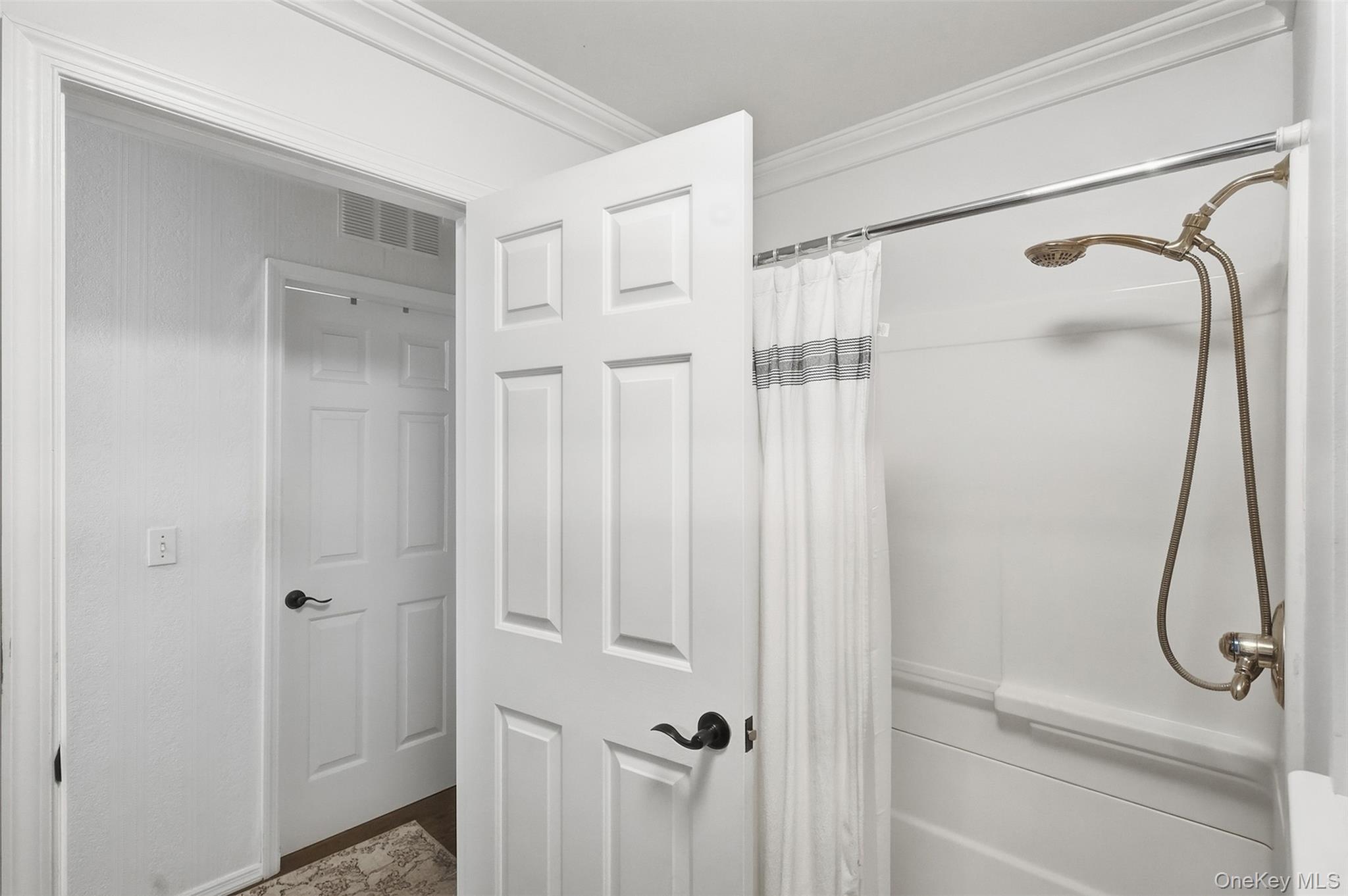 12 Wawayanda Road Warwick, NY 10990 - Photo 27 of 48 Upstairs full bathroom with tub